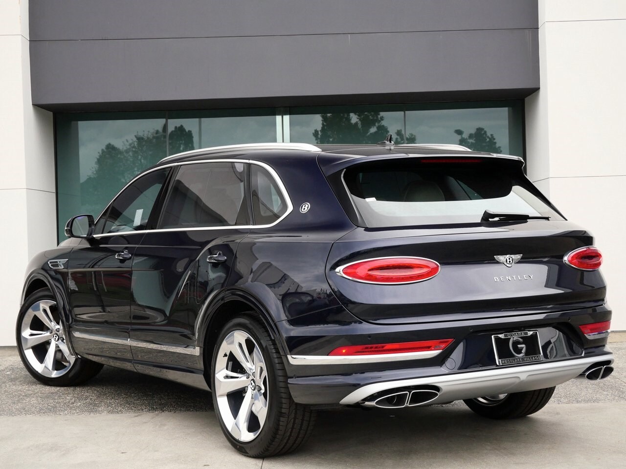 2025 Bentley Bentayga EWB photo 3