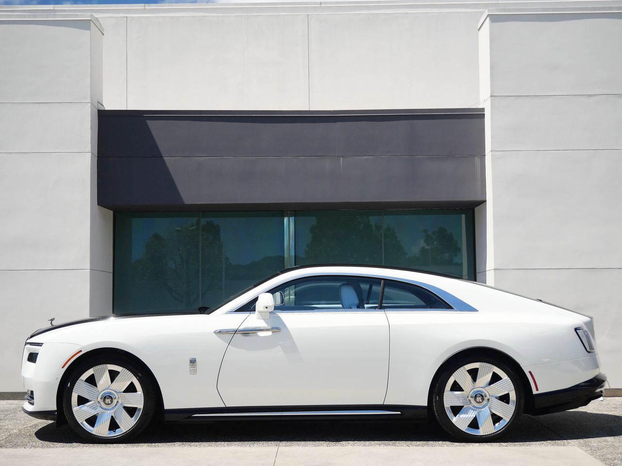 2024 Rolls-Royce Spectre photo 2