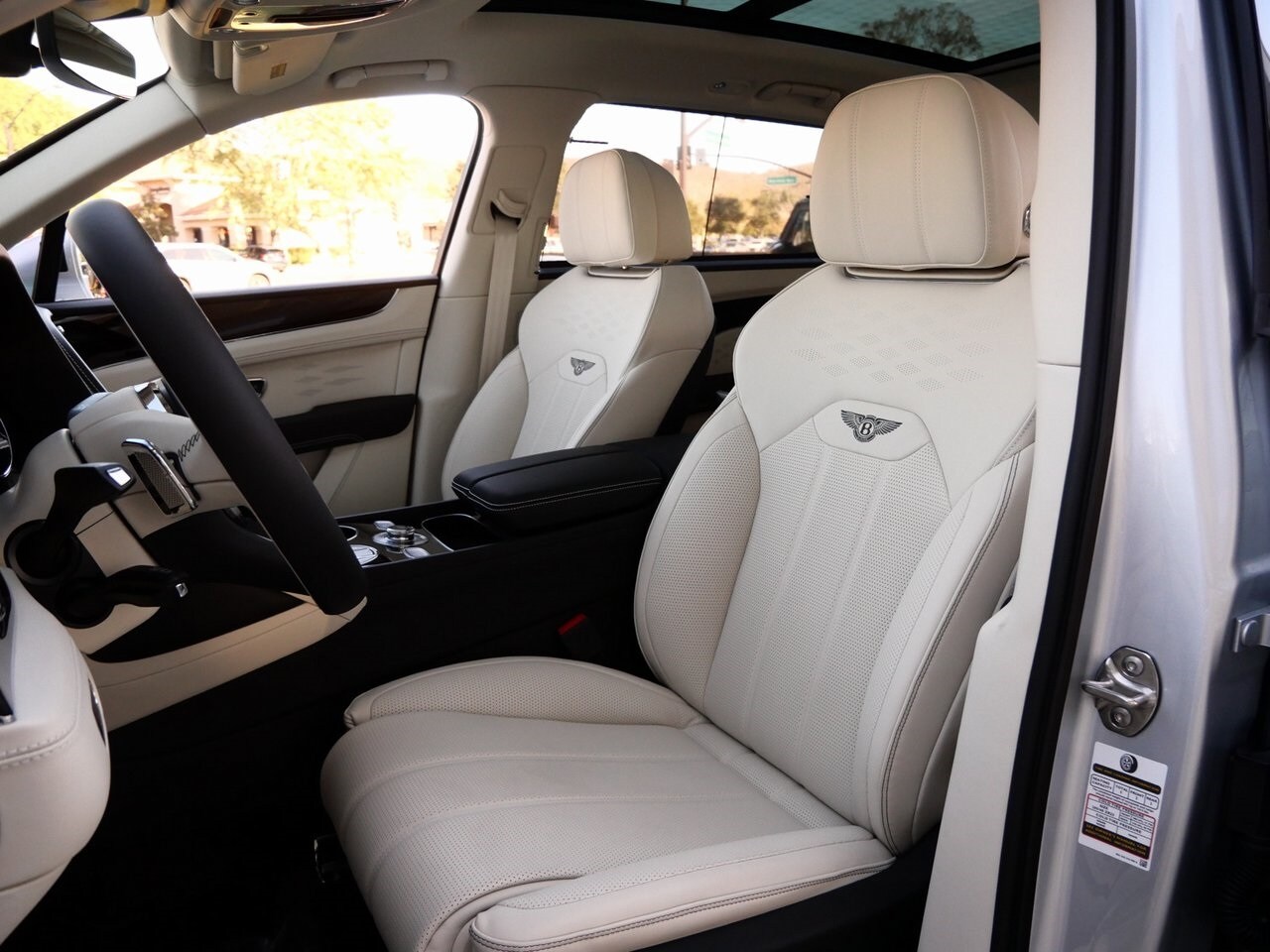 2024 Bentley Bentayga EWB photo 2