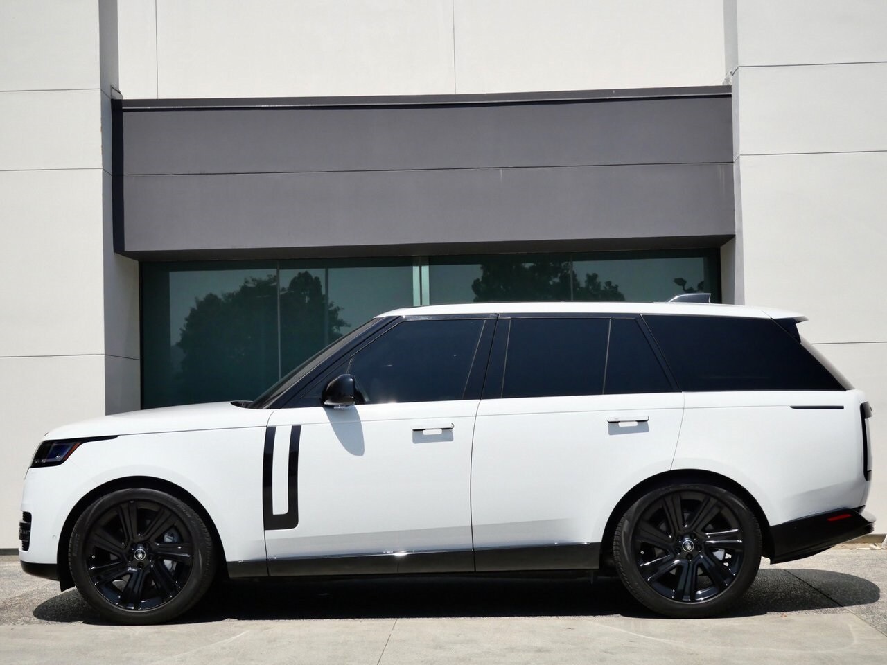 2023 Land Rover Range Rover SE photo 4