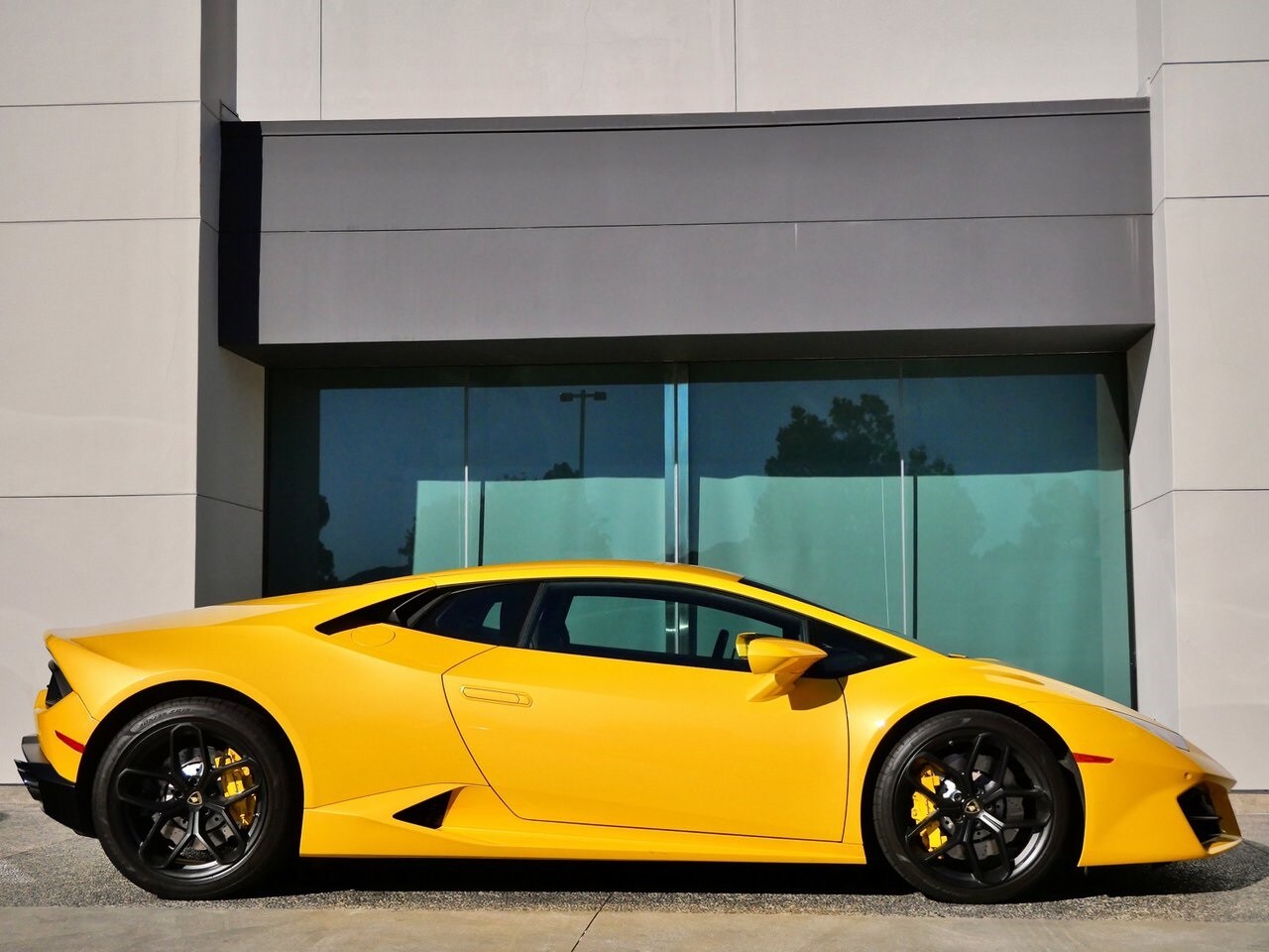 2018 Lamborghini Huracan Coupe photo 2