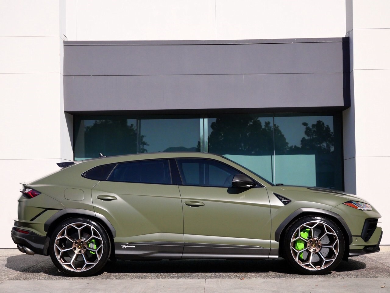 2024 Lamborghini Urus Performante photo 2