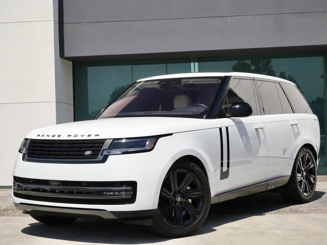 2023 Land Rover Range Rover SE photo 3