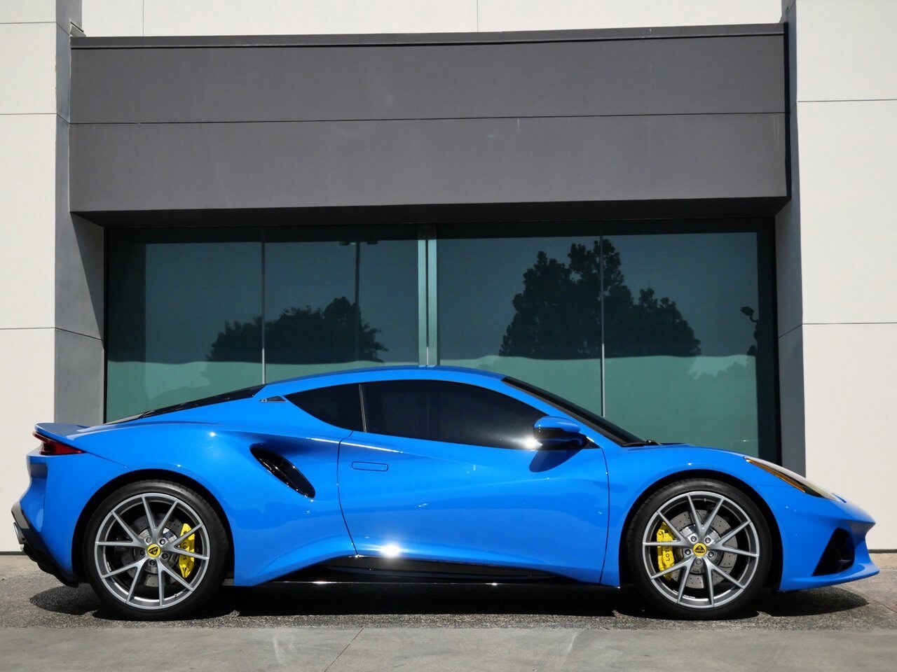 2024 Lotus Emira First Edition photo 4