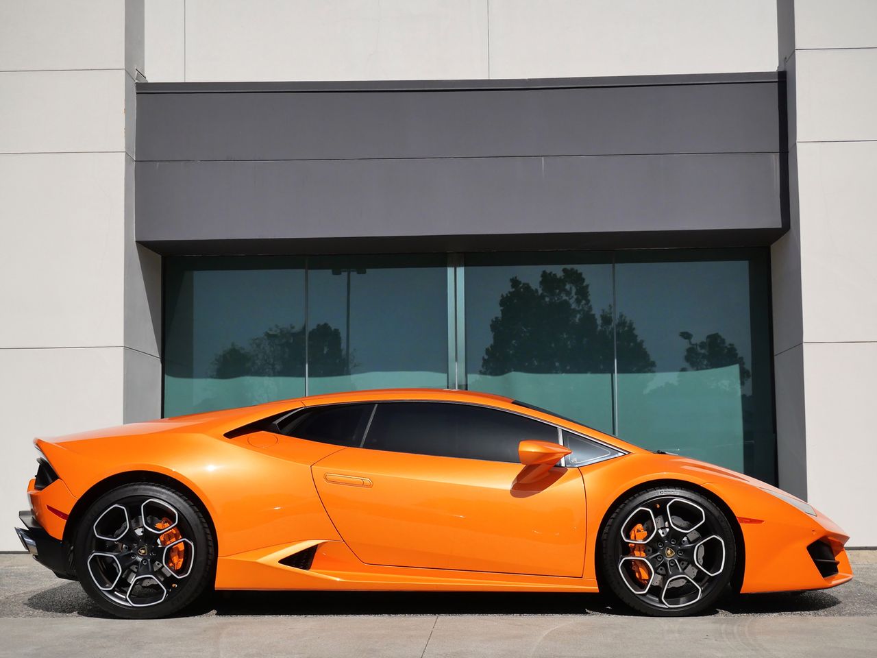 2017 Lamborghini Huracan LP580-2 photo 2