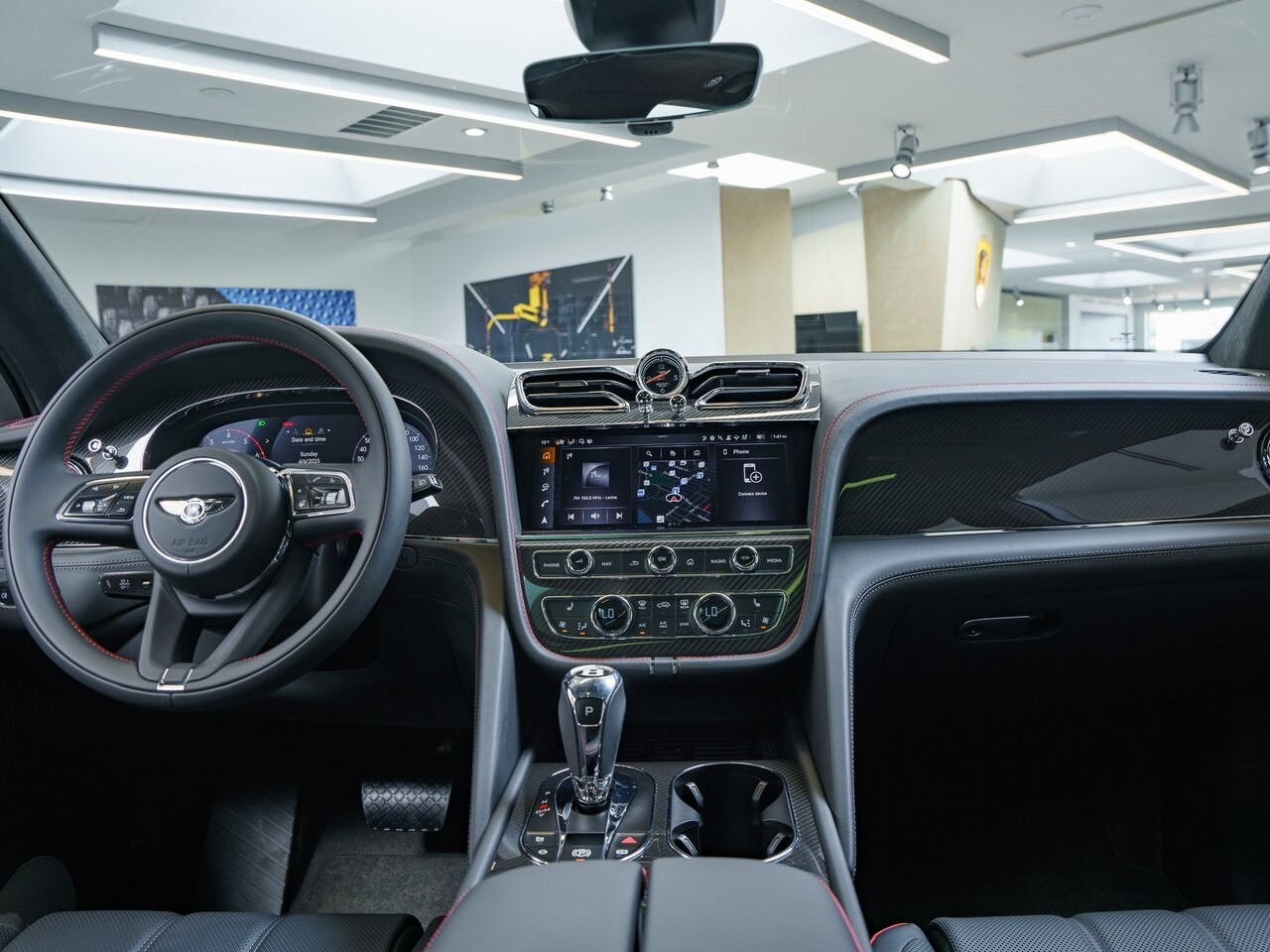 2025 Bentley Bentayga V8 photo 4