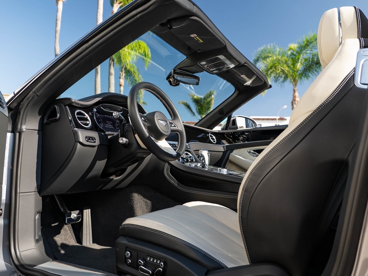 2024 Bentley Continental GTC V8 photo 2