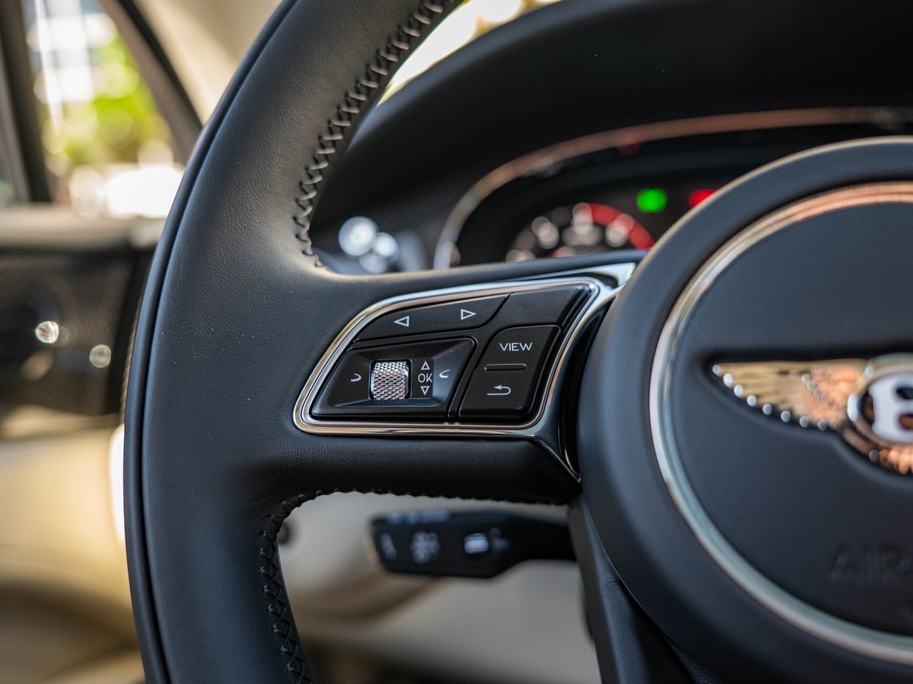 2025 Bentley Bentayga Atelier photo 3