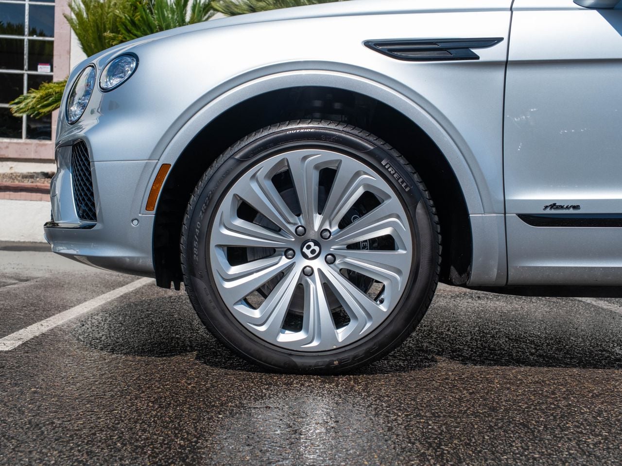 2024 Bentley Bentayga V8 photo 5