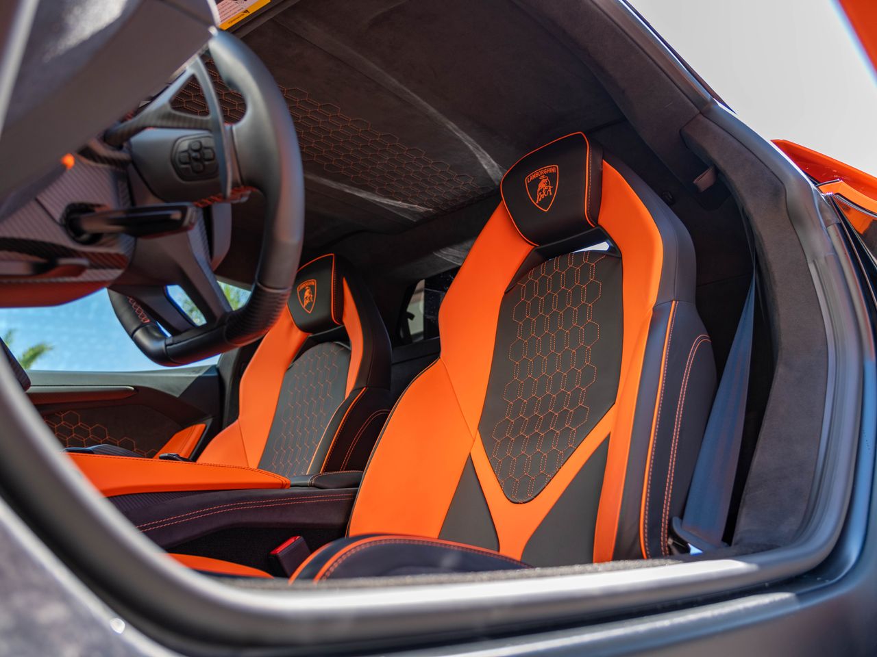 2025 Lamborghini Revuelto Base photo 5