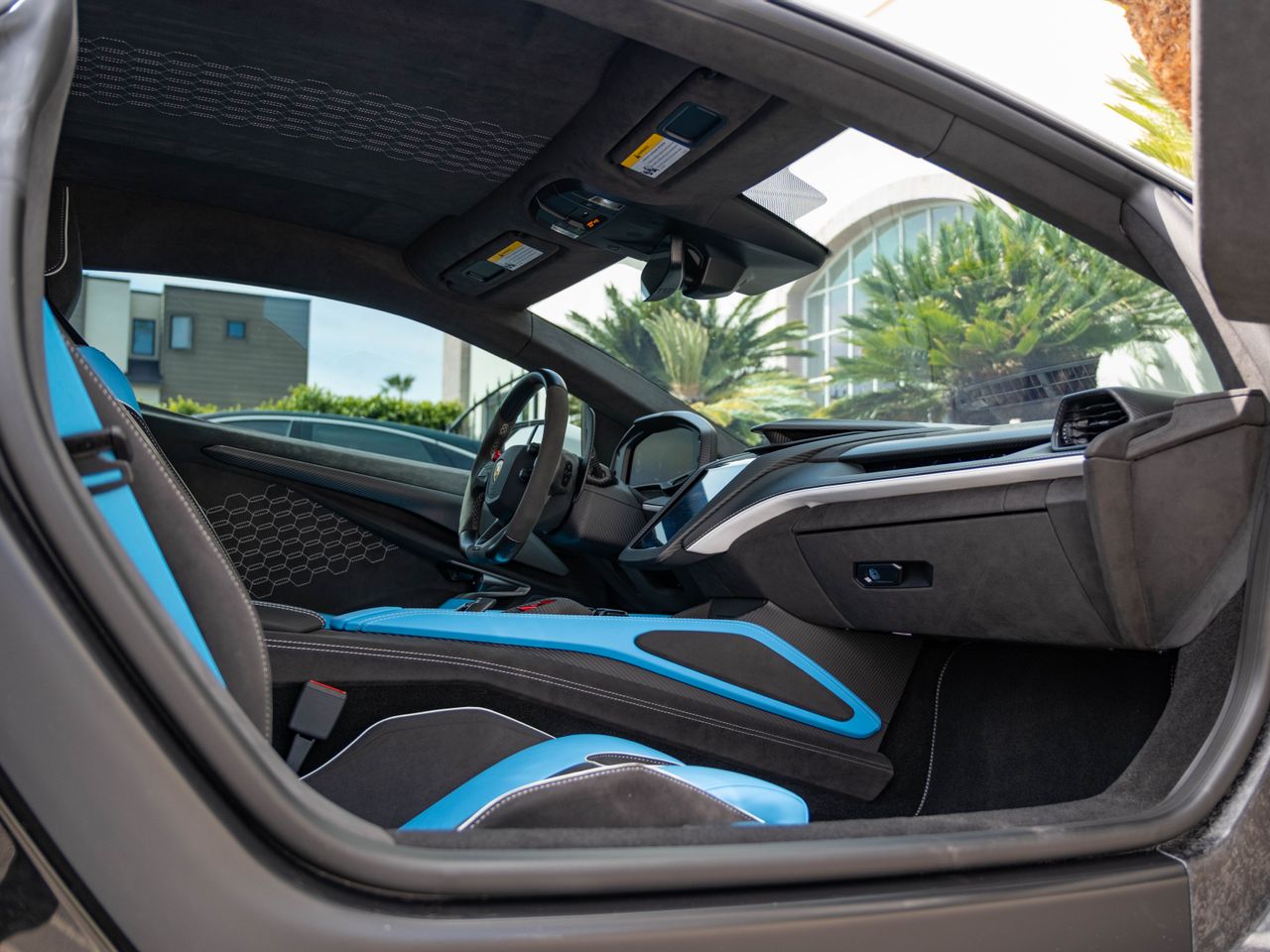 2025 Lamborghini Revuelto photo 3