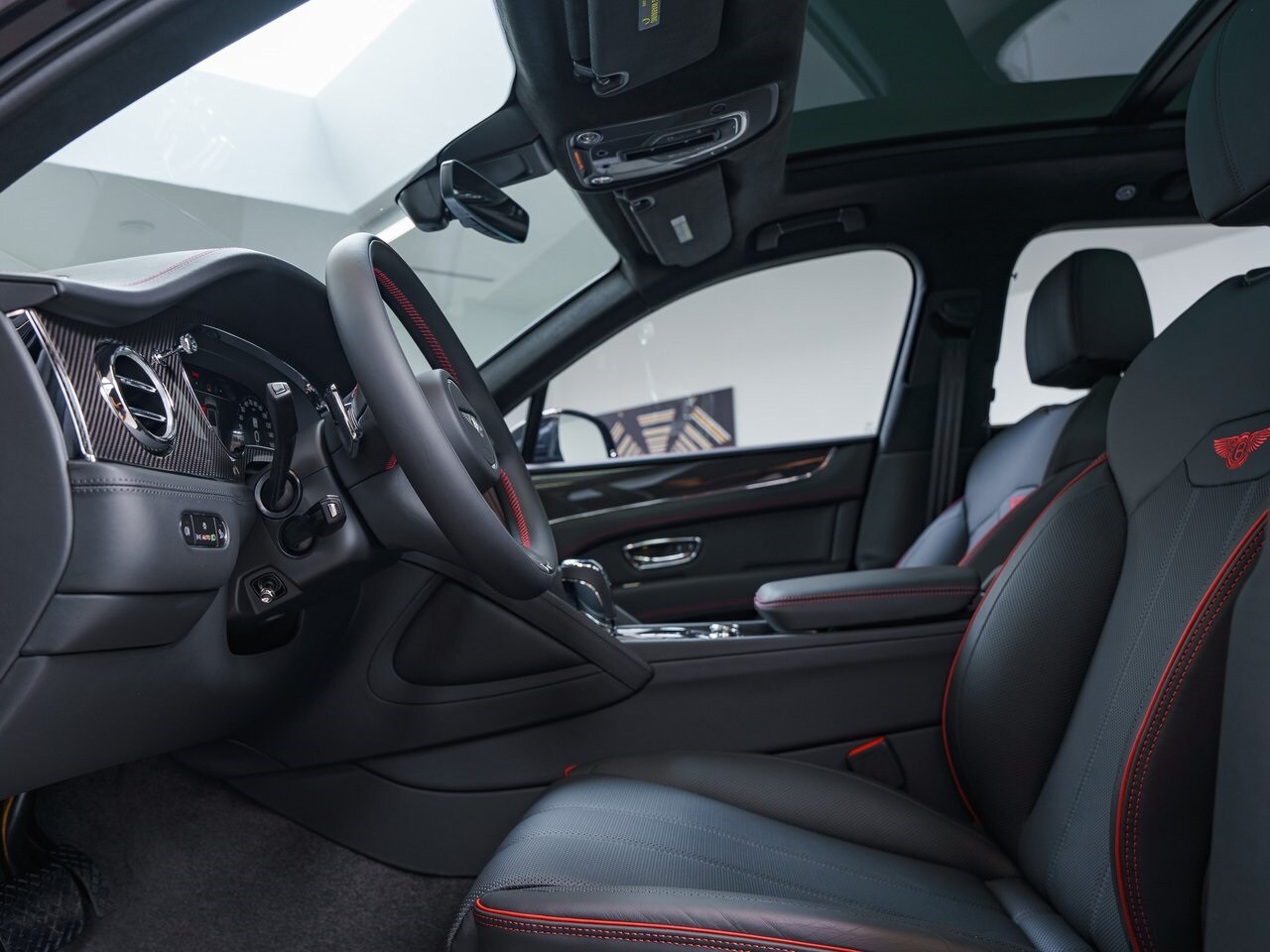 2025 Bentley Bentayga V8 photo 2
