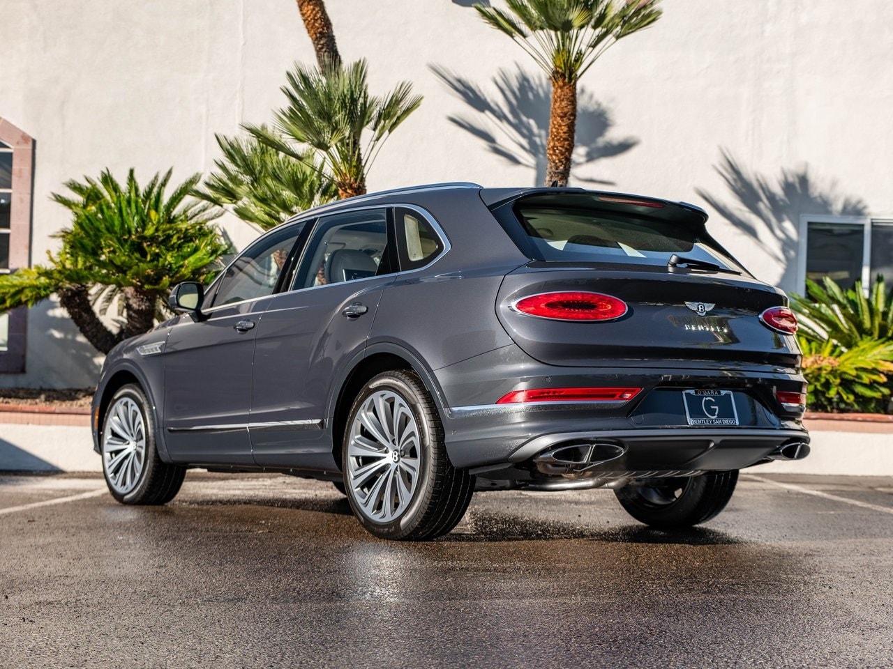 2025 Bentley Bentayga Atelier photo 2