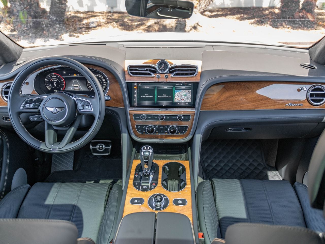 2024 Bentley Bentayga V8 photo 4