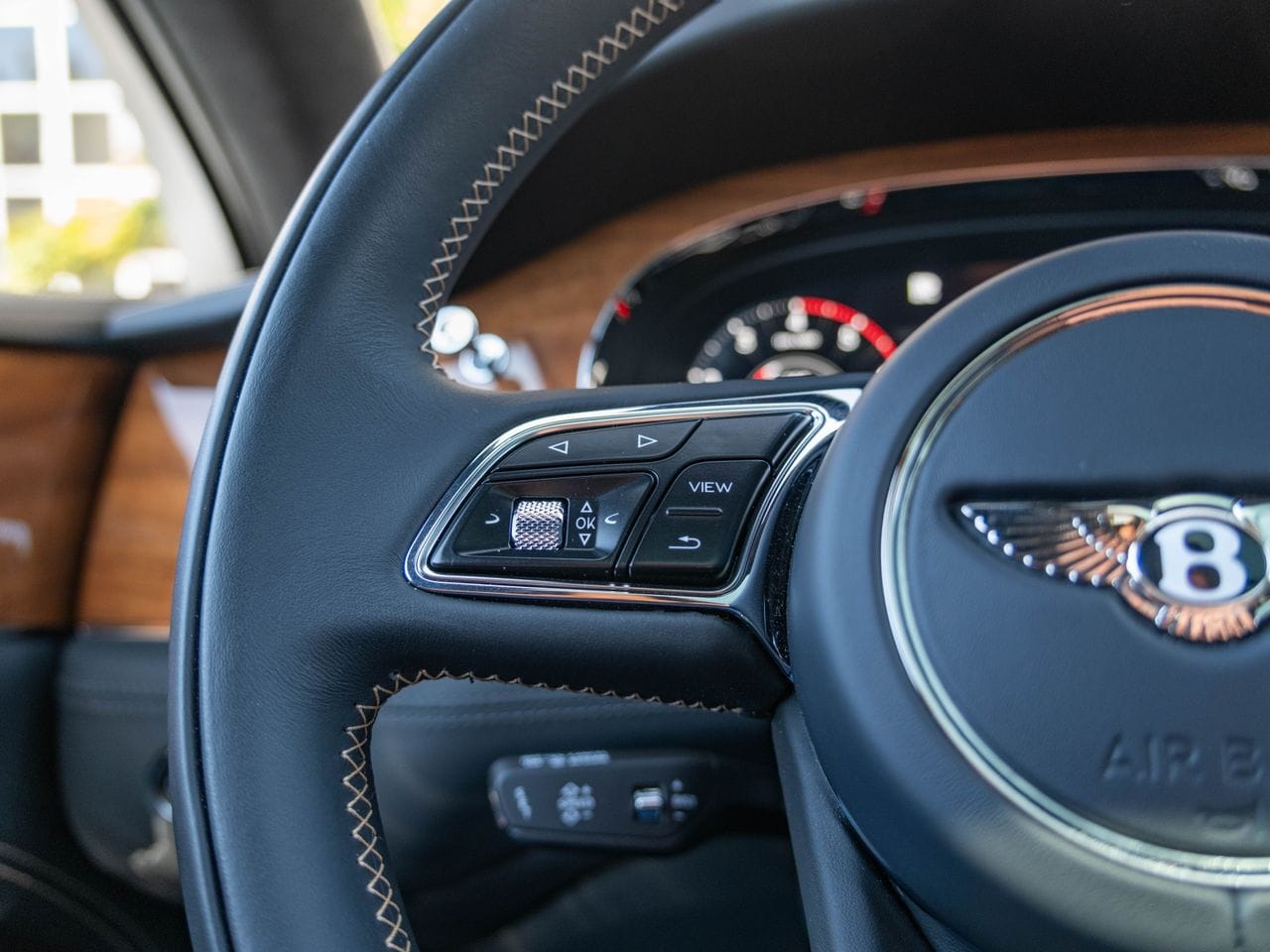 2024 Bentley Bentayga V8 photo 3