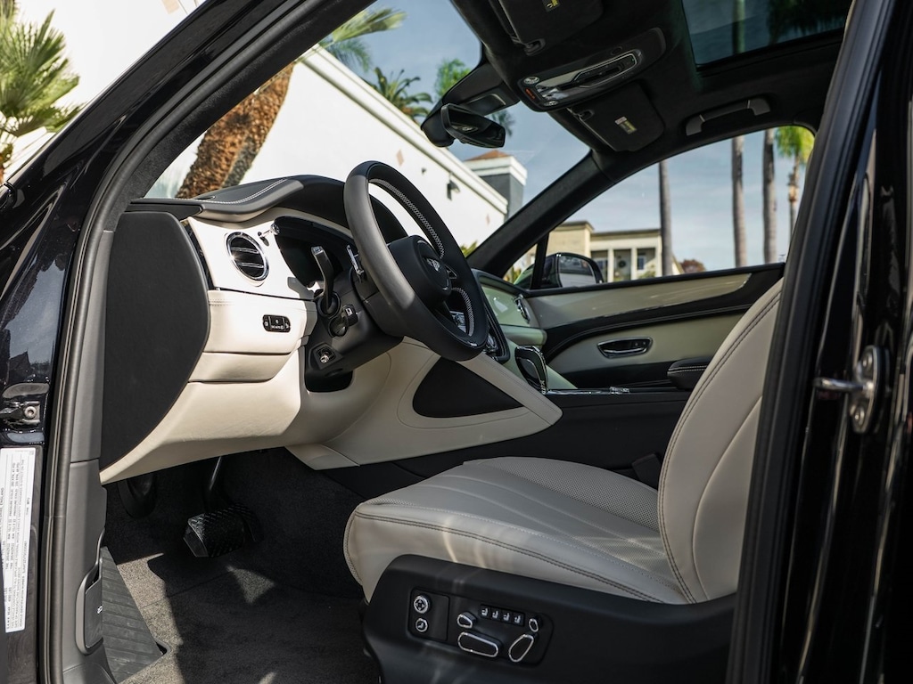 New 2025 Bentley Bentayga V8 SUV