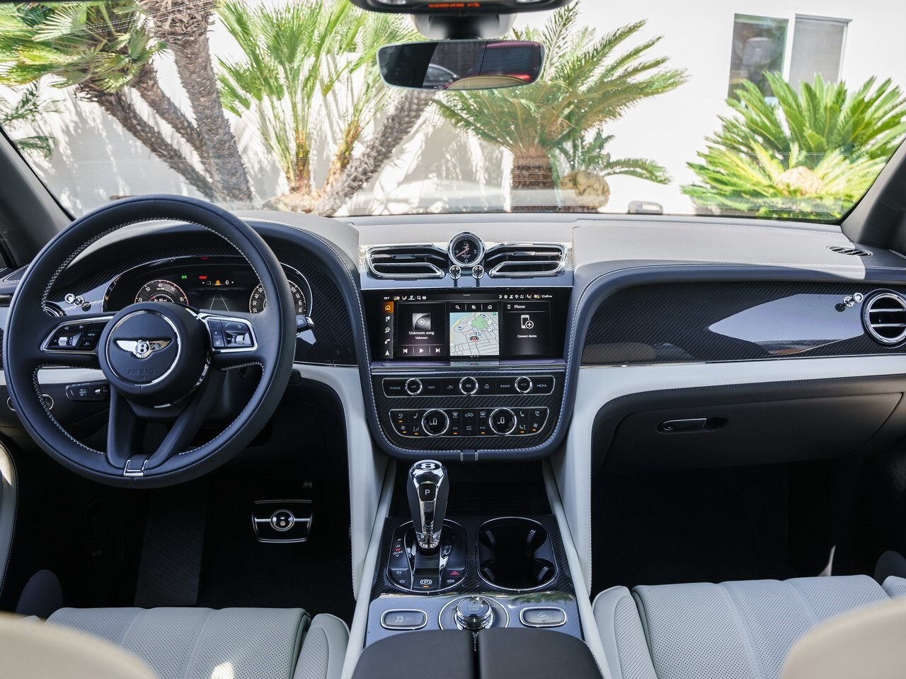 2025 Bentley Bentayga EWB V8 photo 2