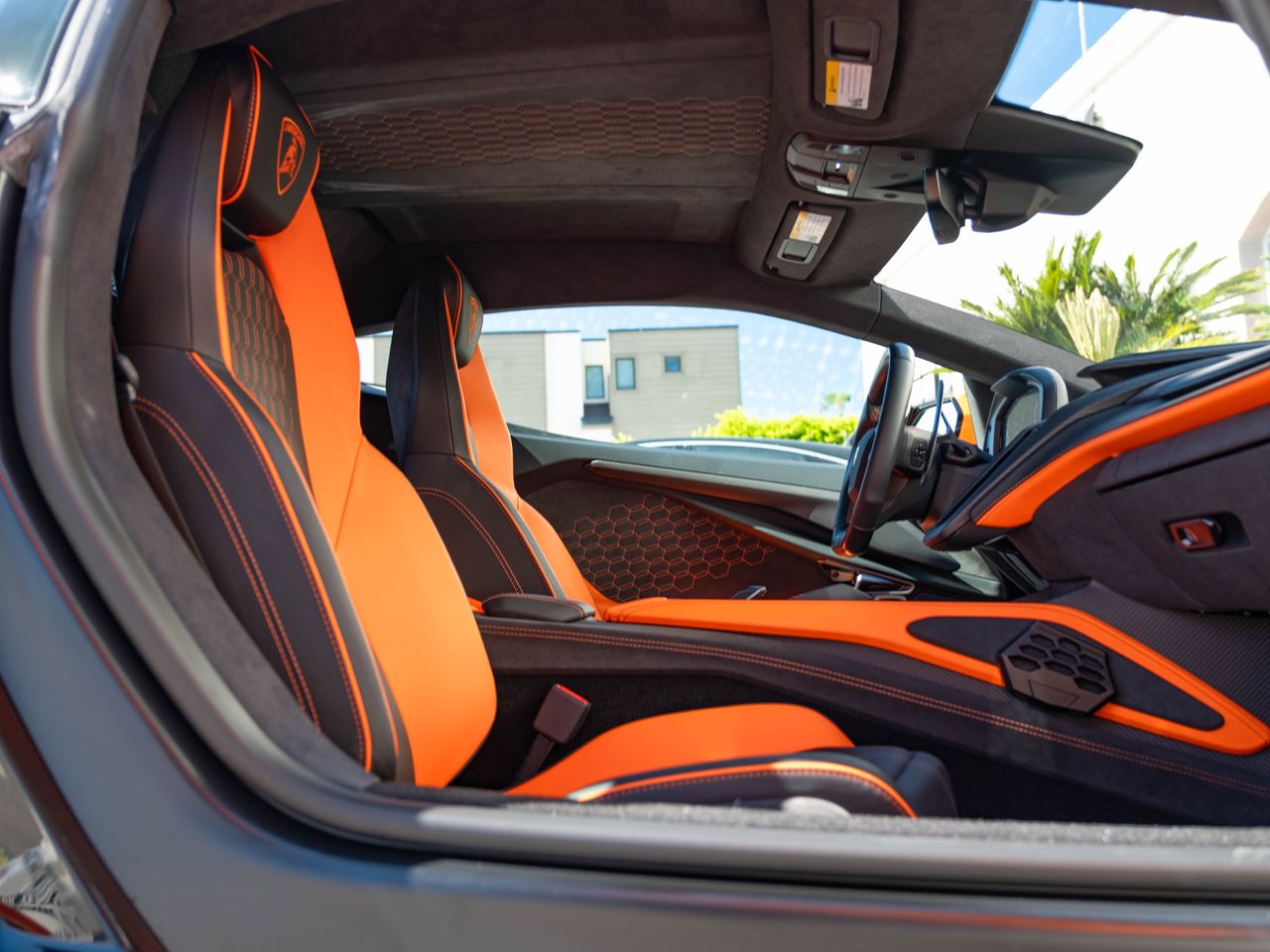 2025 Lamborghini Revuelto Base photo 3