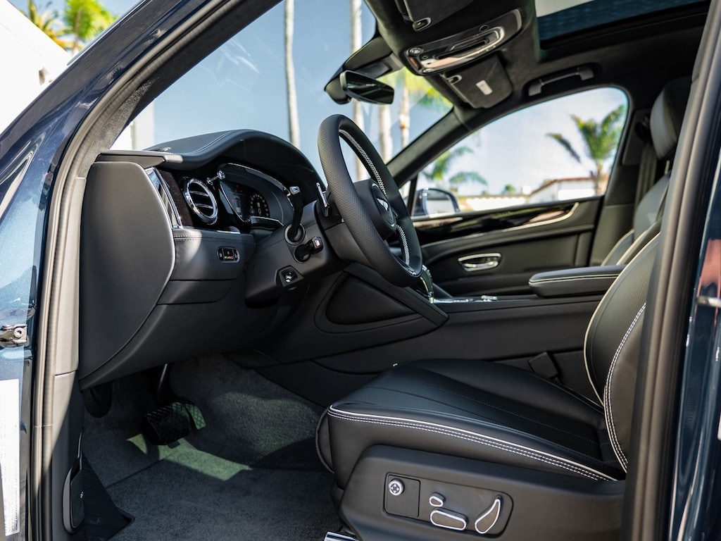 New 2025 Bentley Bentayga V8 SUV