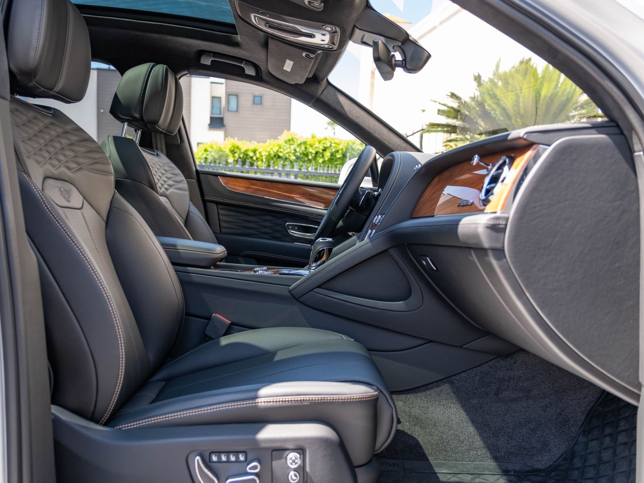 2024 Bentley Bentayga V8 photo 2