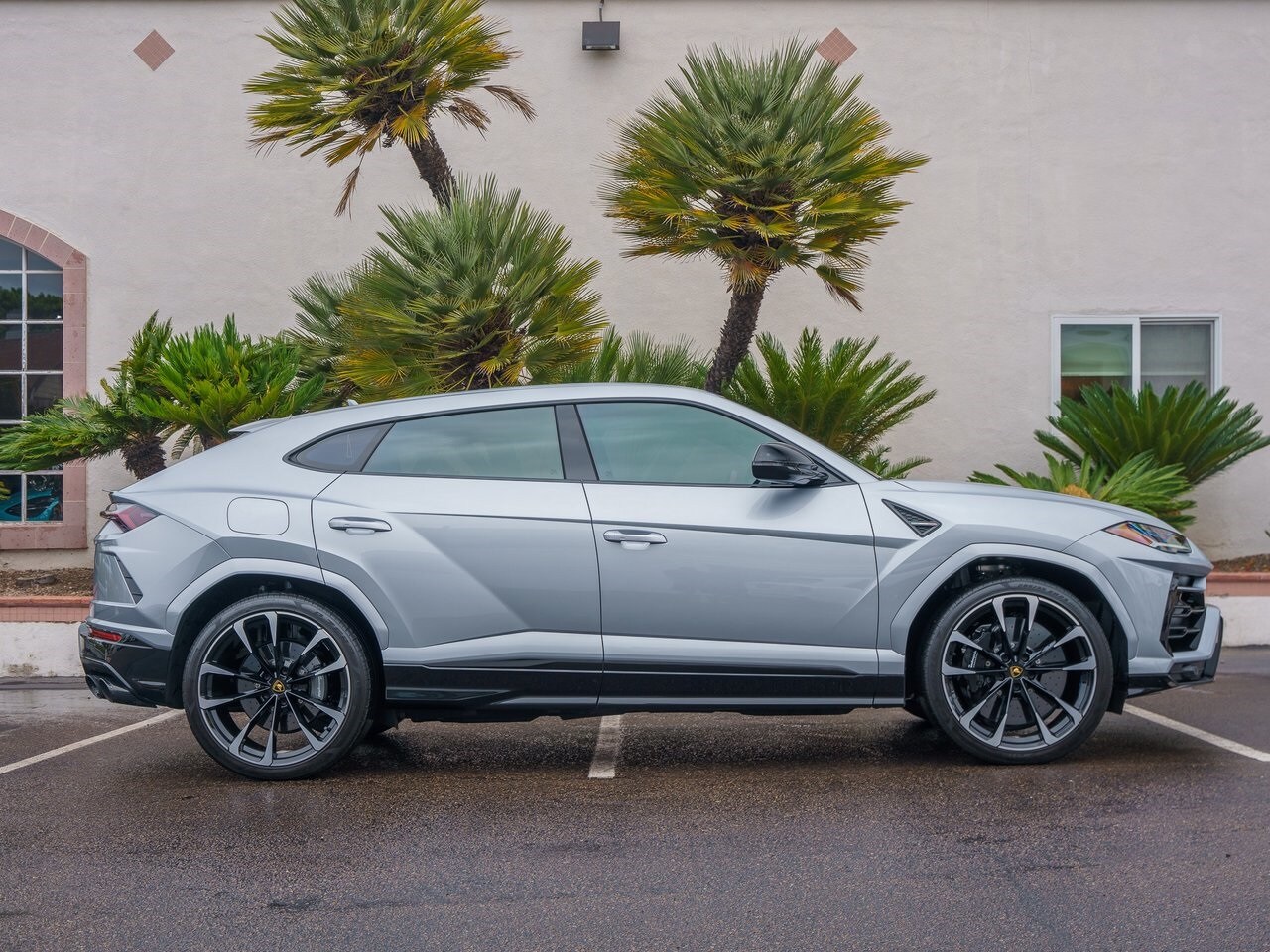 2022 Lamborghini Urus photo 2