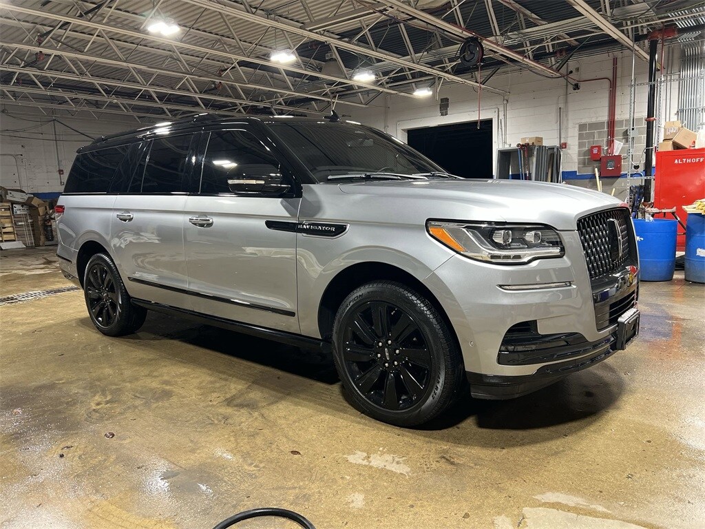 2024 Lincoln Navigator Black Label photo 2