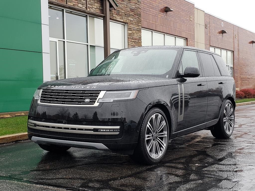 2025 Land Rover Range Rover SE's photo
