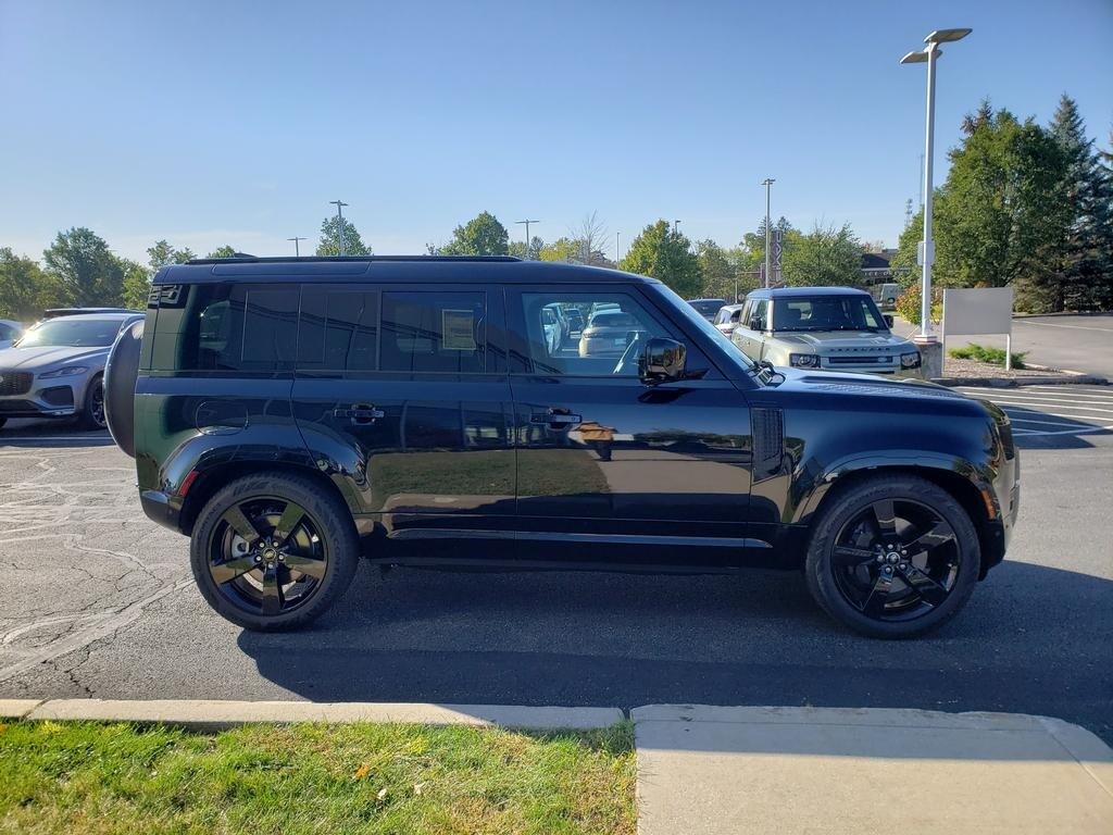 2025 Land Rover Defender 110 X-Dynamic SE photo 4
