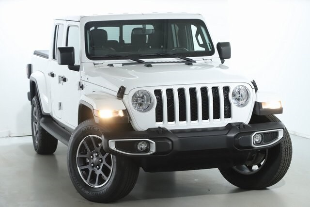 Used 2022 Jeep Gladiator Overland with VIN 1C6HJTFG7NL141800 for sale in Solon, OH