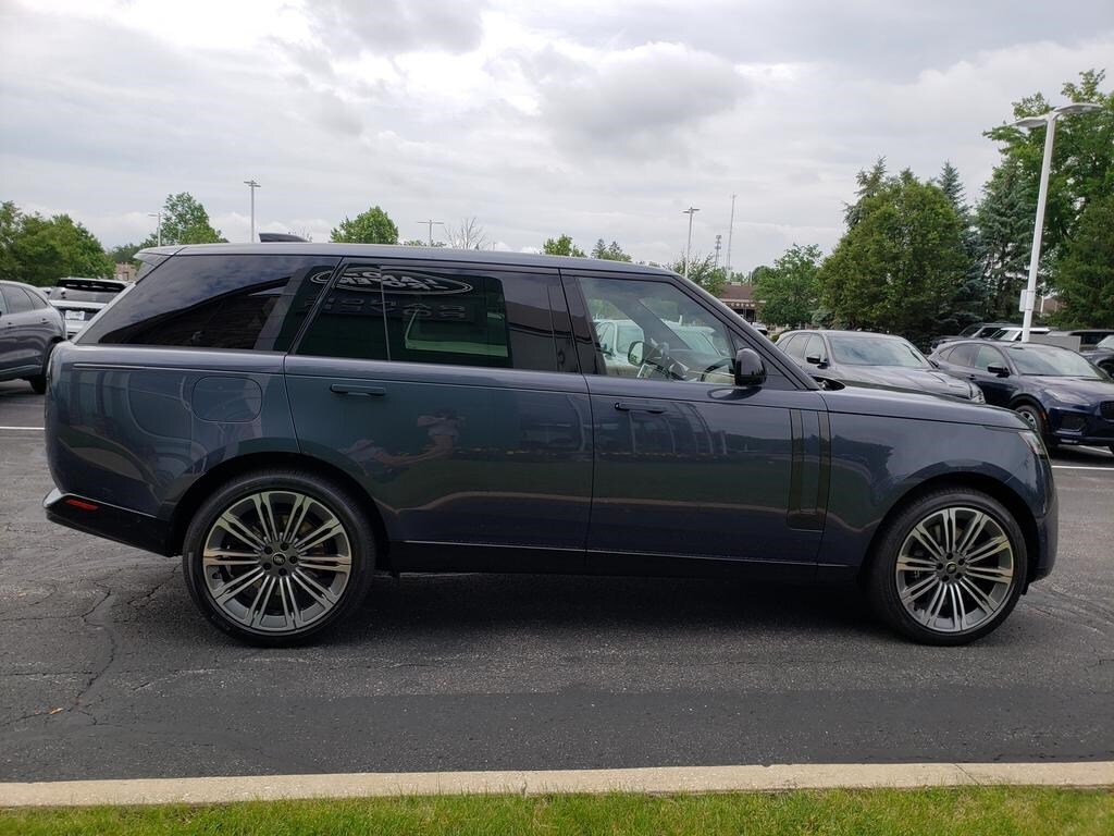 2025 Land Rover Range Rover SE photo 4