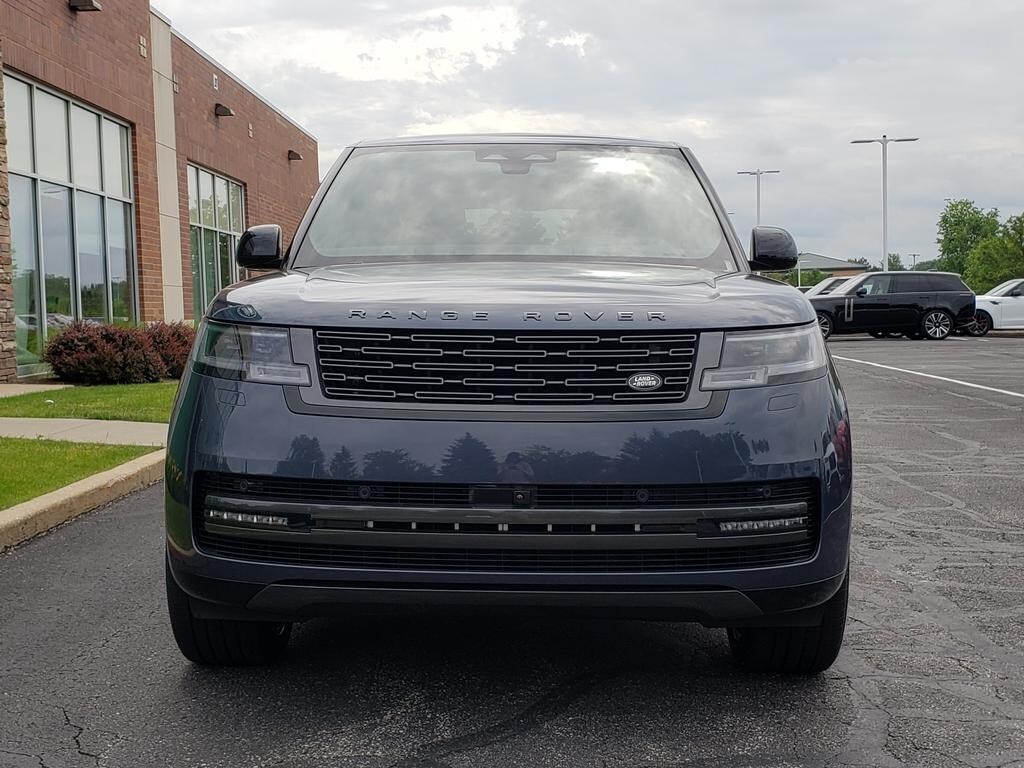 2025 Land Rover Range Rover SE photo 2