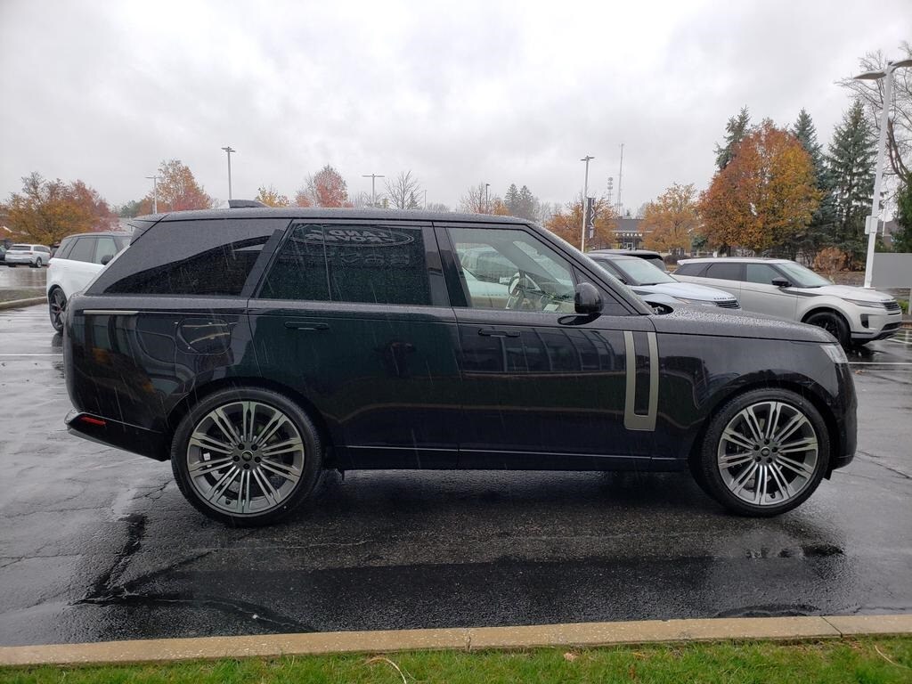 2025 Land Rover Range Rover SE photo 4