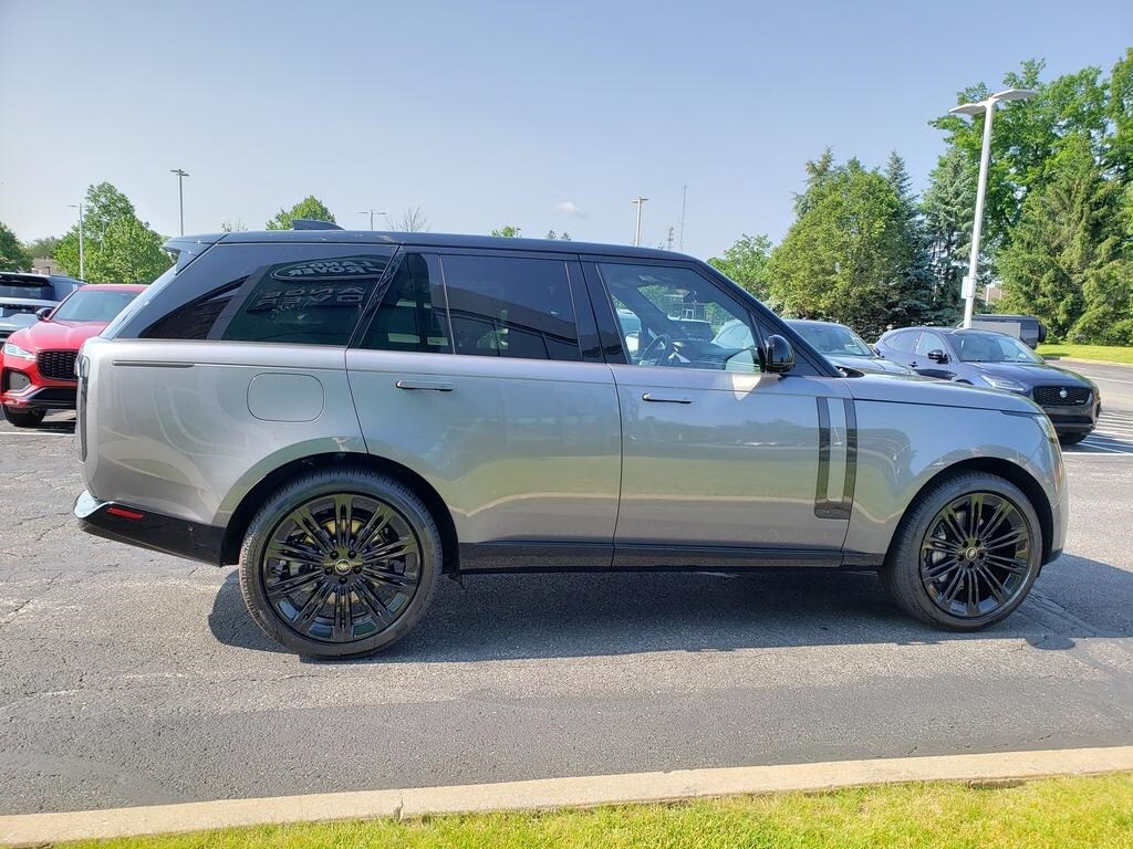 2025 Land Rover Range Rover SE photo 3