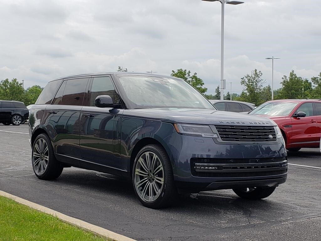 2025 Land Rover Range Rover SE photo 3