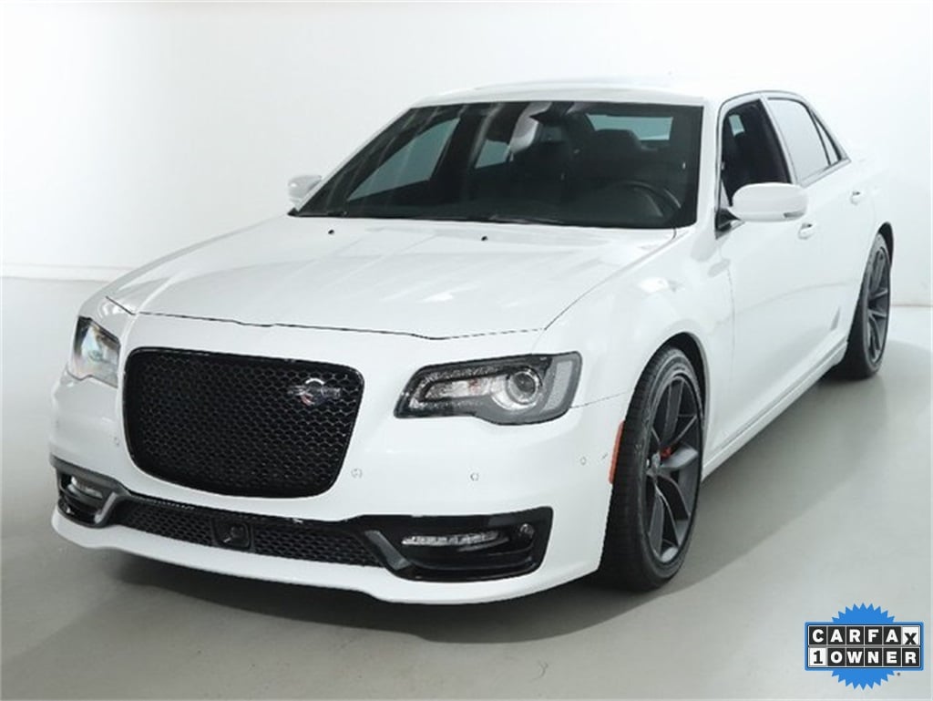 2023 Chrysler 300 C's photo
