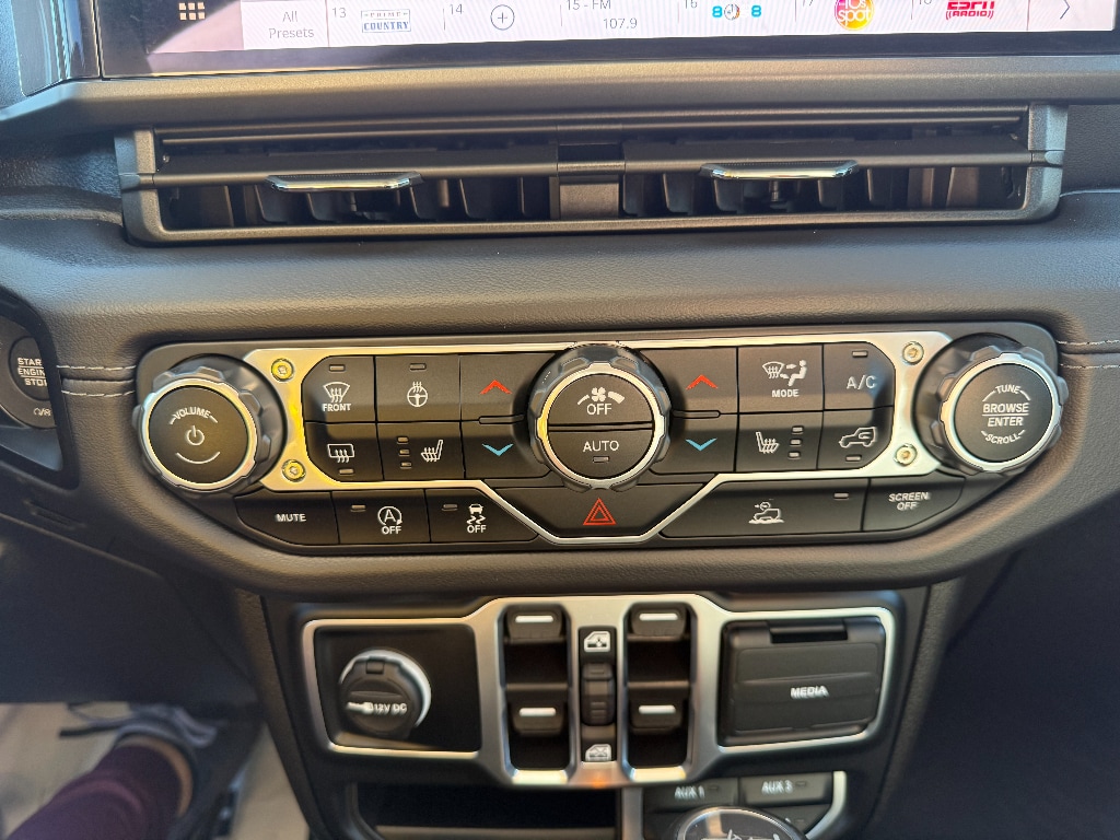 2025 Jeep Wrangler 4-Door Sahara - Photo 20