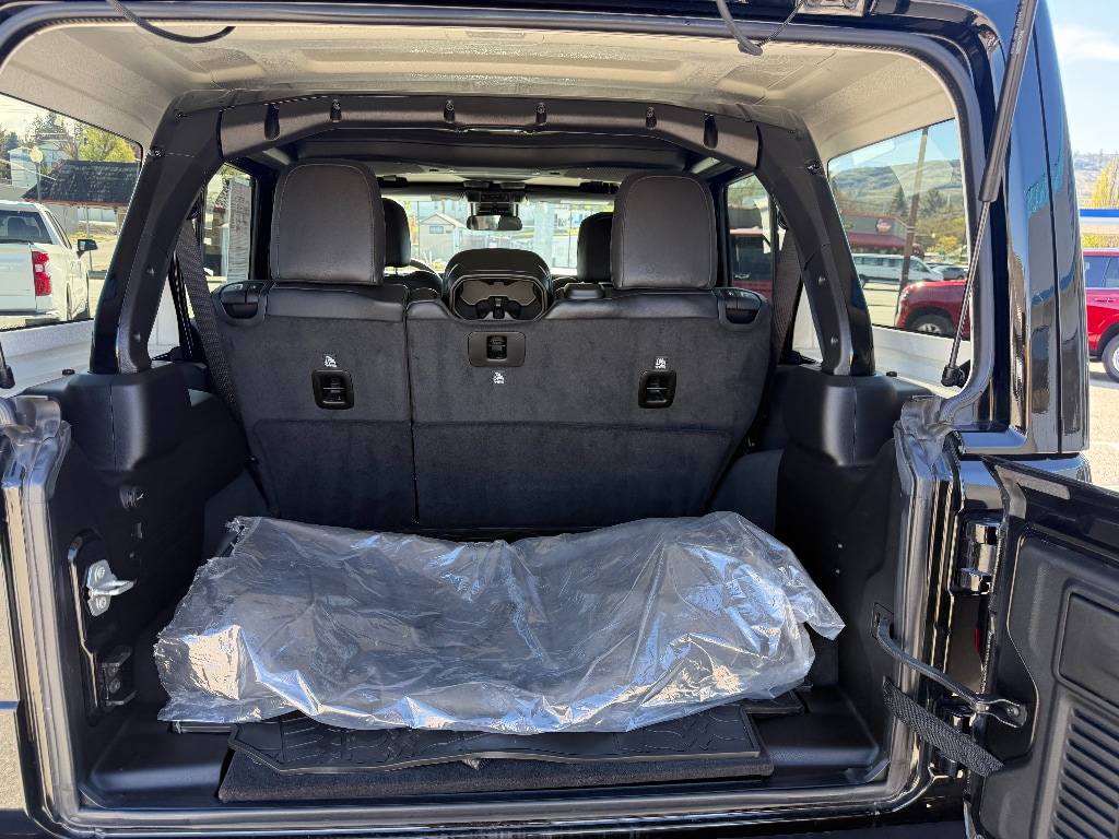 2025 Jeep Wrangler 4-Door Sahara - Photo 11