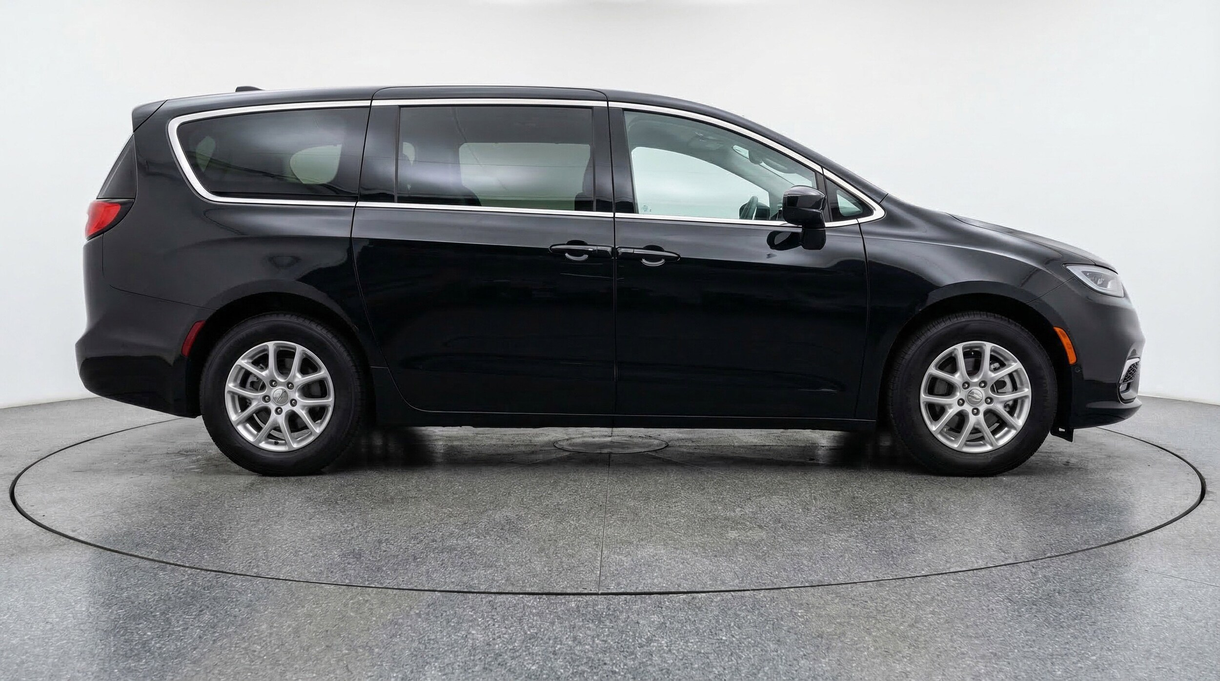 Thumbnail: 2024 Chrysler Voyager - 11