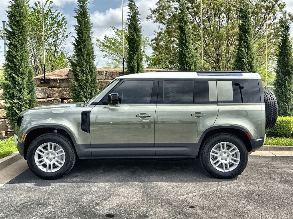 2025 Land Rover Defender 110 S photo 2