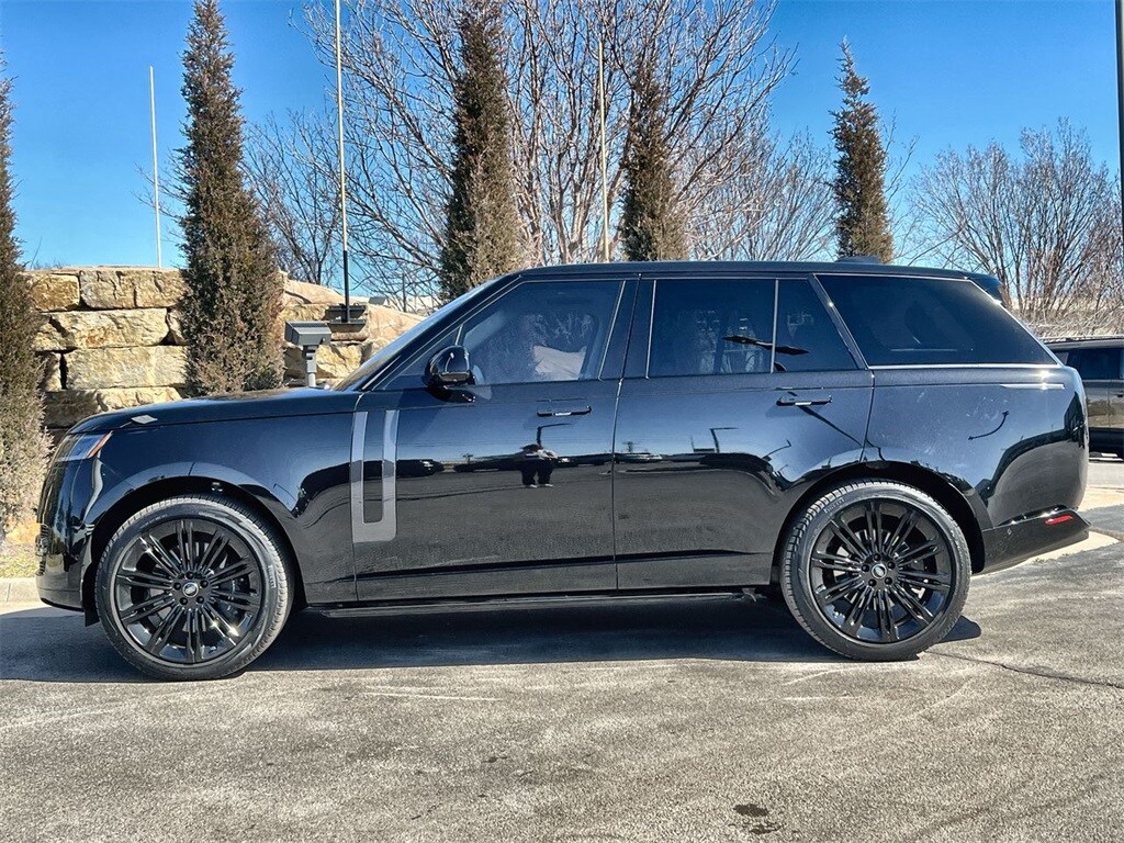 2023 Land Rover Range Rover SE photo 2