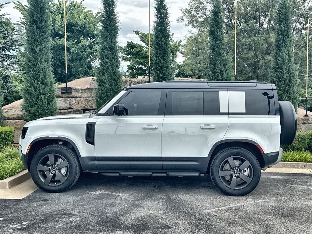 2025 Land Rover Defender 110 S photo 2
