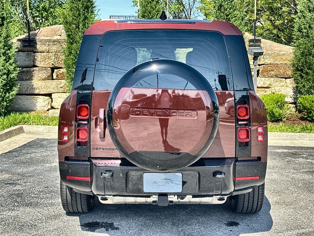 2025 Land Rover Defender 130 X-Dynamic SE photo 4