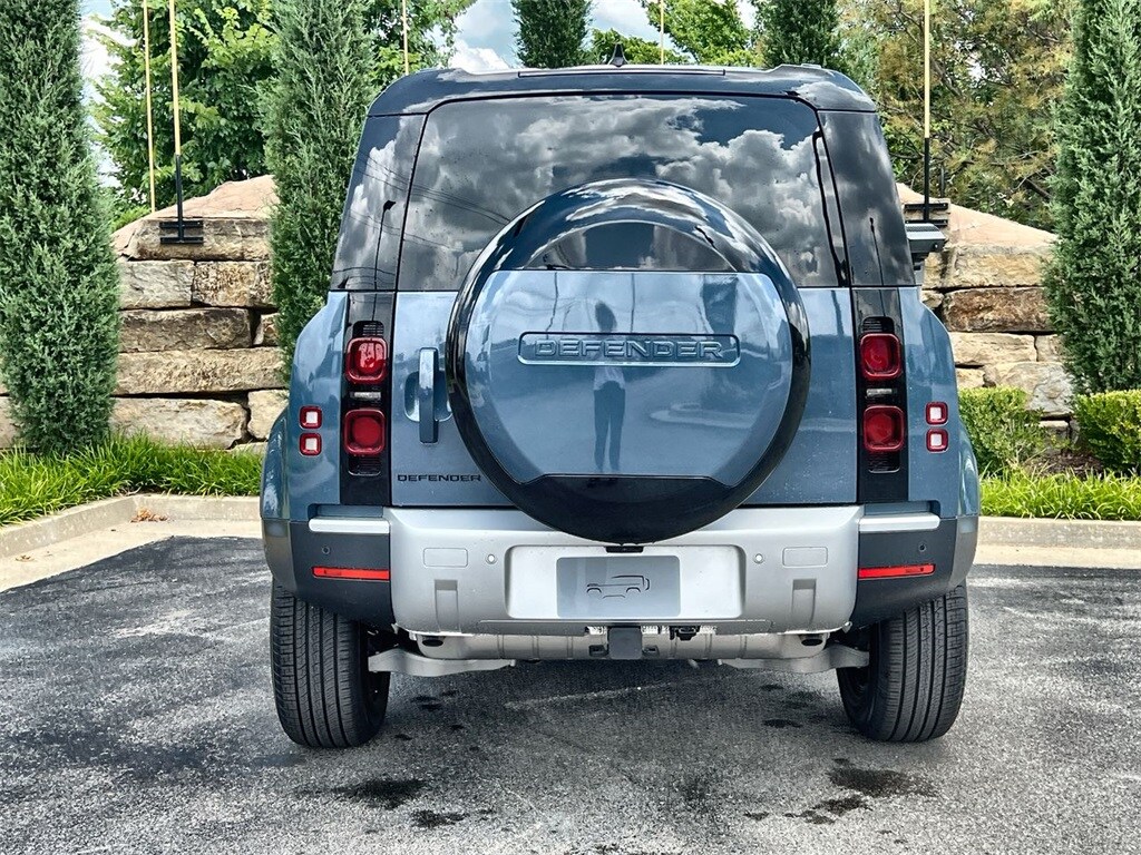 2025 Land Rover Defender 110 S photo 4