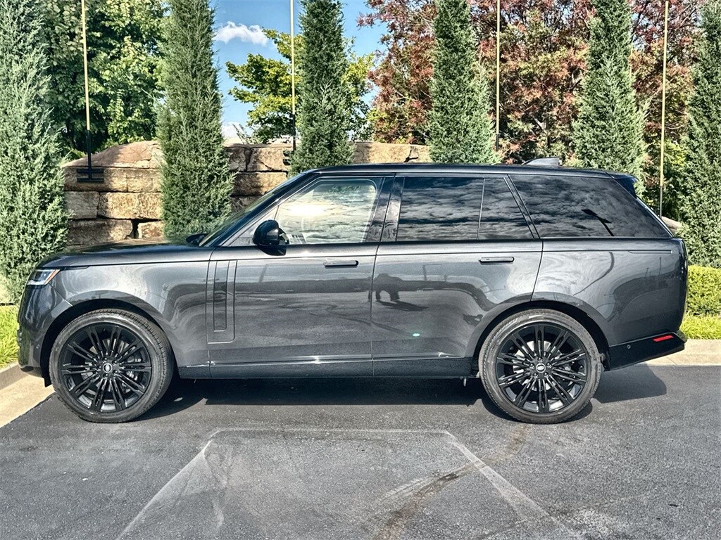 2023 Land Rover Range Rover SE photo 2