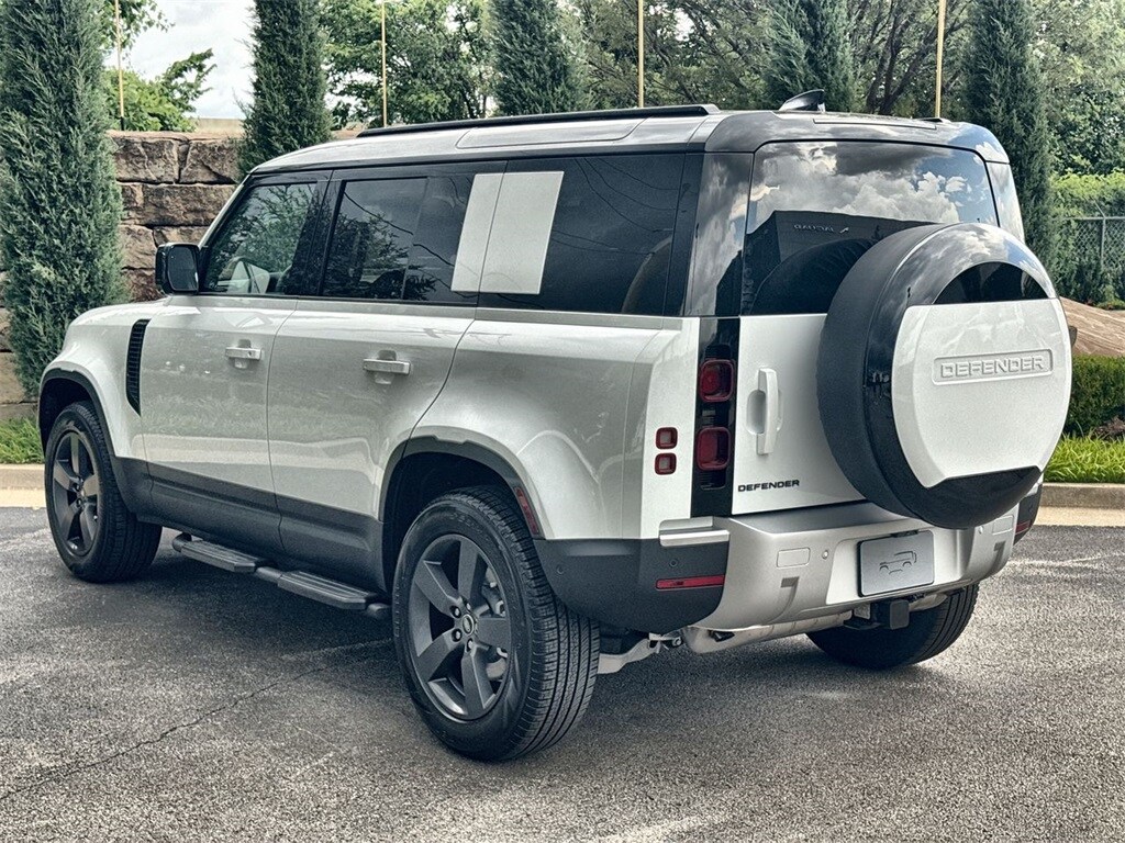 2025 Land Rover Defender 110 S photo 3
