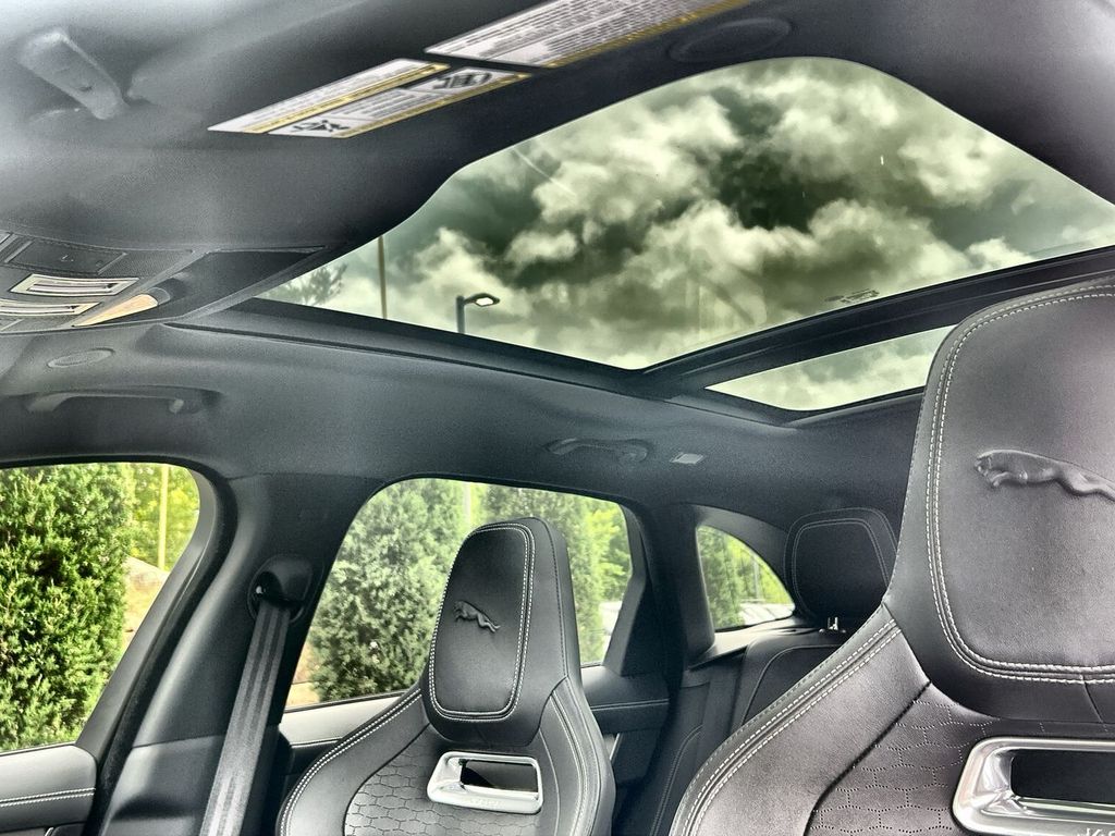 2025 Jaguar F-PACE R-Dynamic S - Photo 19