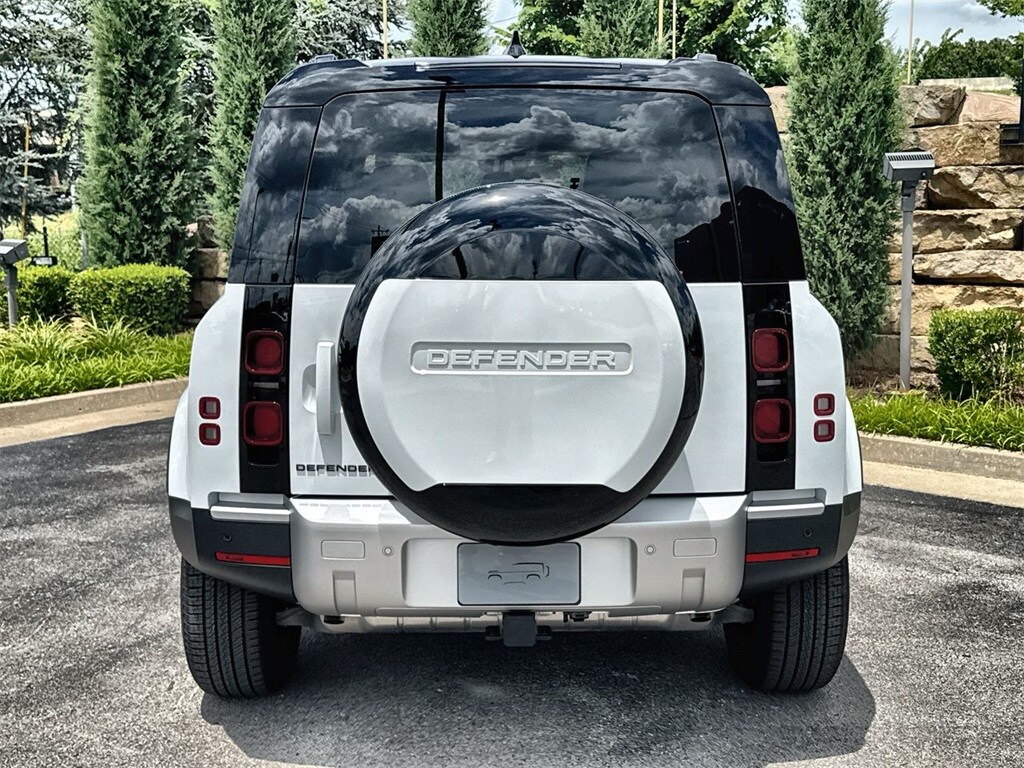 2025 Land Rover Defender 110 S photo 4