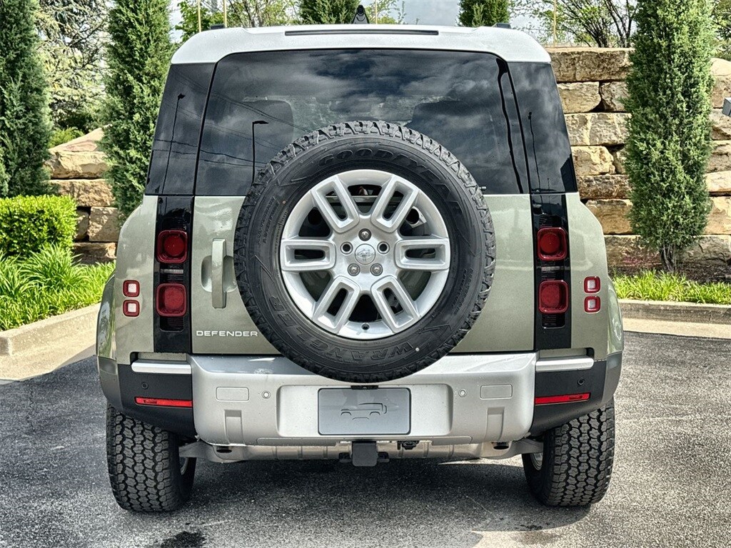 2025 Land Rover Defender 110 S photo 4