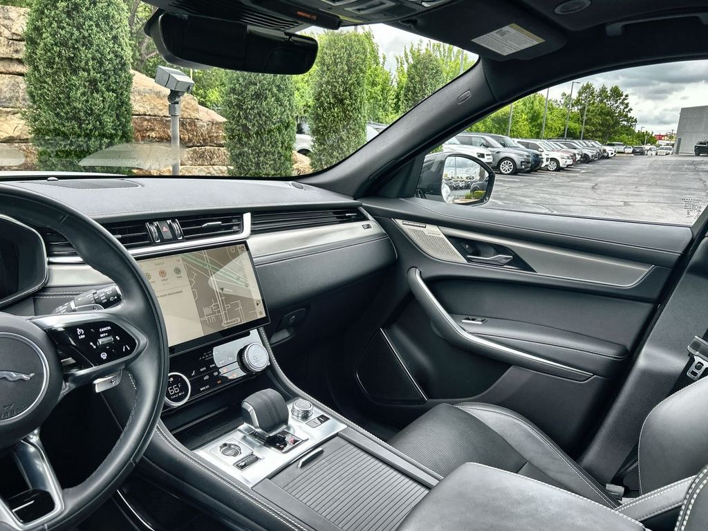 2025 Jaguar F-PACE R-Dynamic S - Photo 13