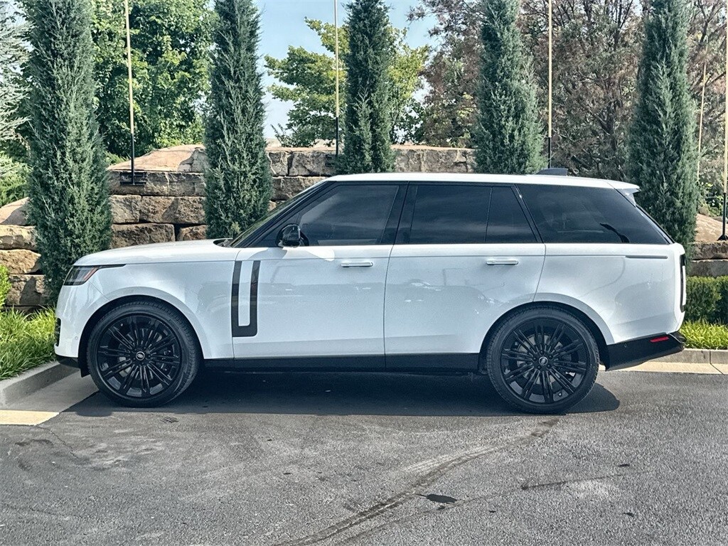 2023 Land Rover Range Rover SE photo 2